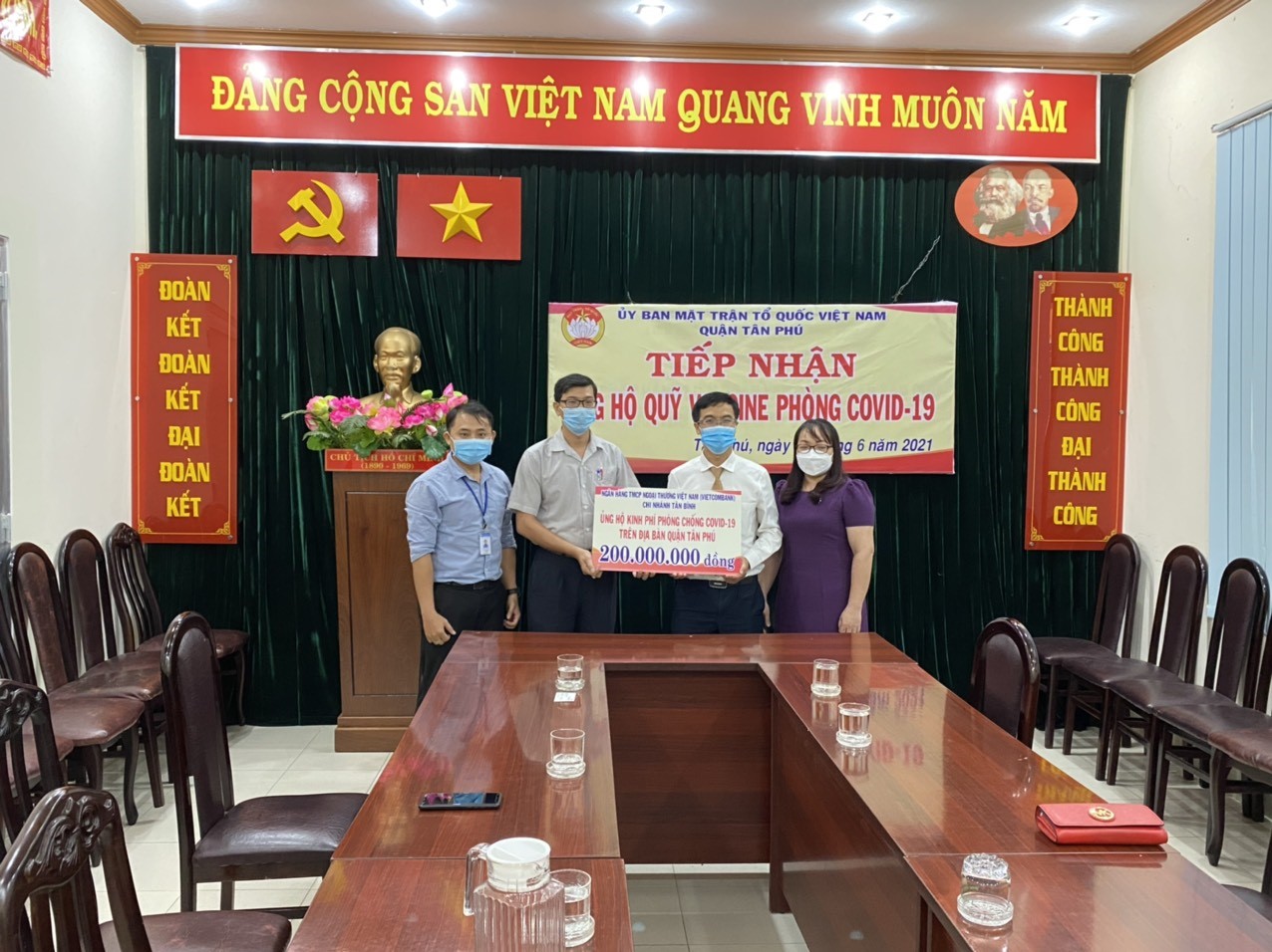 Vietcombank Tân Bình ủng hộ kinh phí phòng, chống dịch Covid-19 